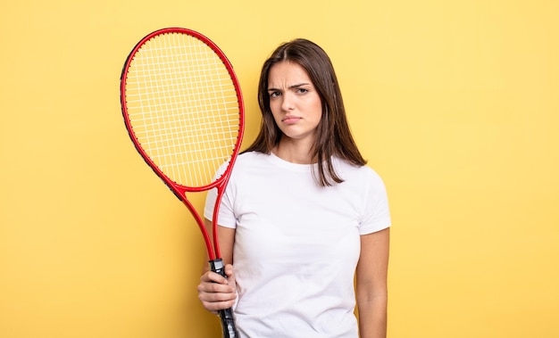 Mulher bonita se sentindo triste, chateada ou com raiva e olhando para o lado. conceito de jogador de tênis