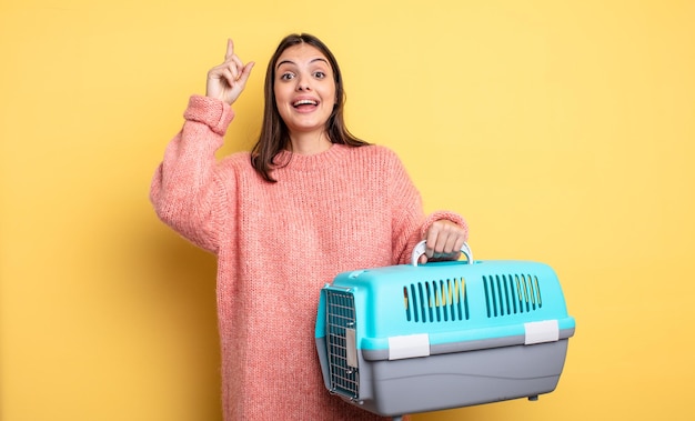 Mulher bonita se sentindo um gênio feliz e animado depois de realizar uma ideia. conceito de portador de animal de estimação