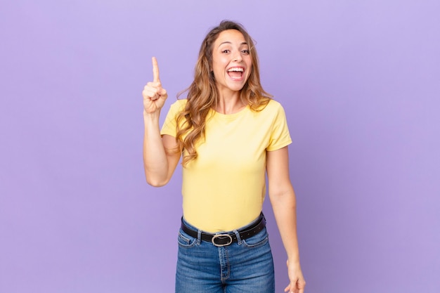 Mulher bonita se sentindo um gênio feliz e animado depois de realizar uma ideia