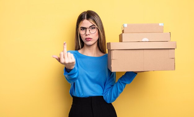 Mulher bonita se sentindo zangada, irritada, rebelde e agressiva conceito de caixas de pacotes