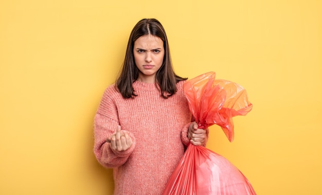 Mulher bonita se sentindo zangada, irritada, rebelde e agressiva. conceito de saco de lixo