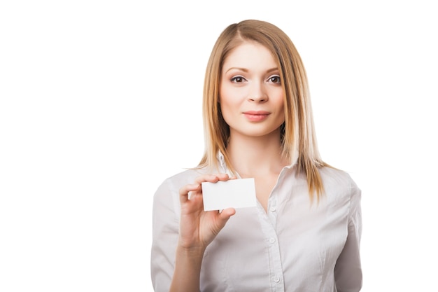 Mulher bonita segurando uma empresa ou um cartão de crédito isolado no fundo branco