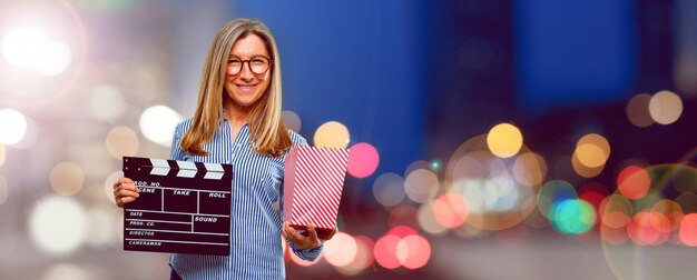 Mulher bonita sênior com um badalo de cinema