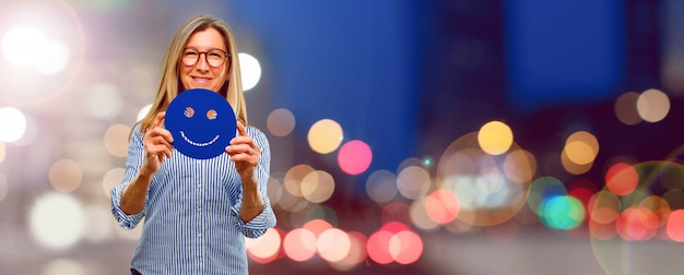 Mulher bonita sênior com um emoticon sorridente