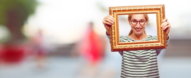 Foto mulher bonita sênior com um quadro