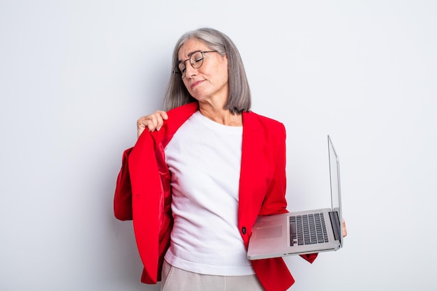 Mulher bonita sênior se sentindo estressada, ansiosa, cansada e frustrada. conceito de negócios e laptop