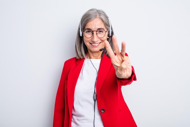 Mulher bonita sênior sorrindo e parecendo amigável, mostrando o número três. conceito de telemarketing