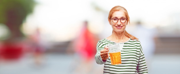 Mulher bonita sênior, tomando uma cerveja