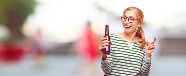 Mulher bonita sênior, tomando uma cerveja