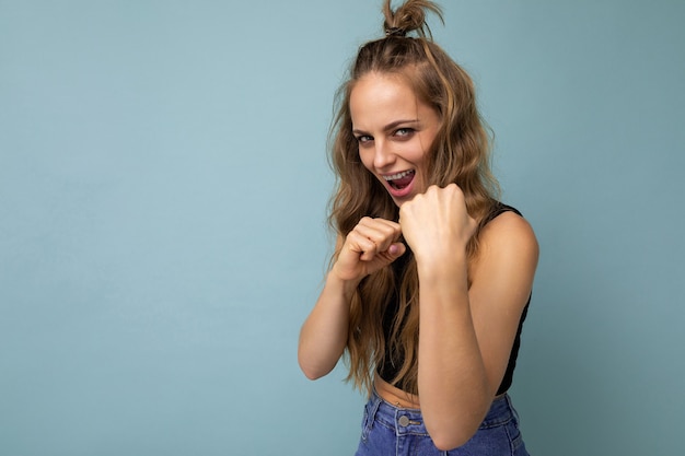 Mulher bonita sorridente com emoções sinceras vestindo roupas elegantes