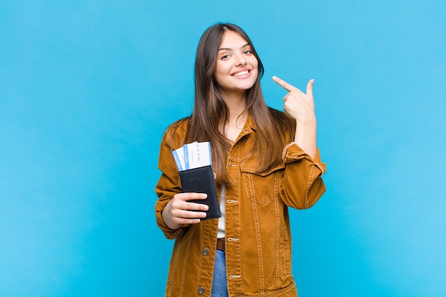 Mulher bonita sorrindo com confiança apontando para seu próprio sorriso largo, atitude positiva, relaxada e satisfeita