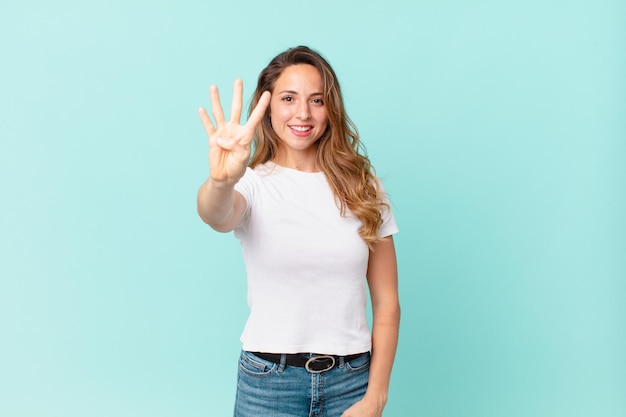 mulher bonita sorrindo e parecendo amigável, mostrando o número quatro