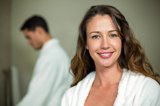 Mulher bonita sorrindo para a câmera no banheiro