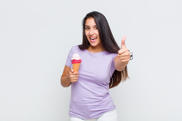 Mulher bonita sorrindo positivamente com o polegar para cima