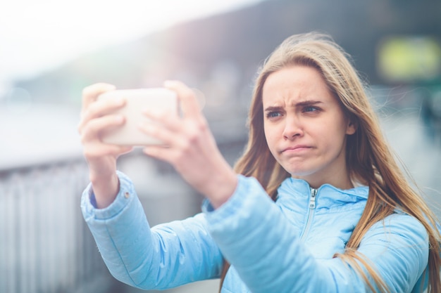 Foto mulher bonita tomando uma selfie