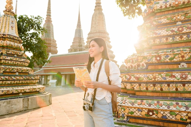 Mulher bonita turista em turismo de férias e explorar Bangkok
