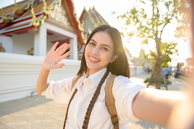 Mulher bonita turista em turismo de férias e explorar Bangkok