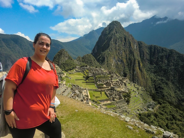 Mulher bonita turista posando no santuário de machu picchu, urubamba - cusco - peru.