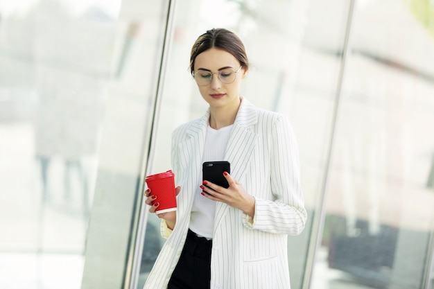 Mulher bonita vai trabalhar com um café