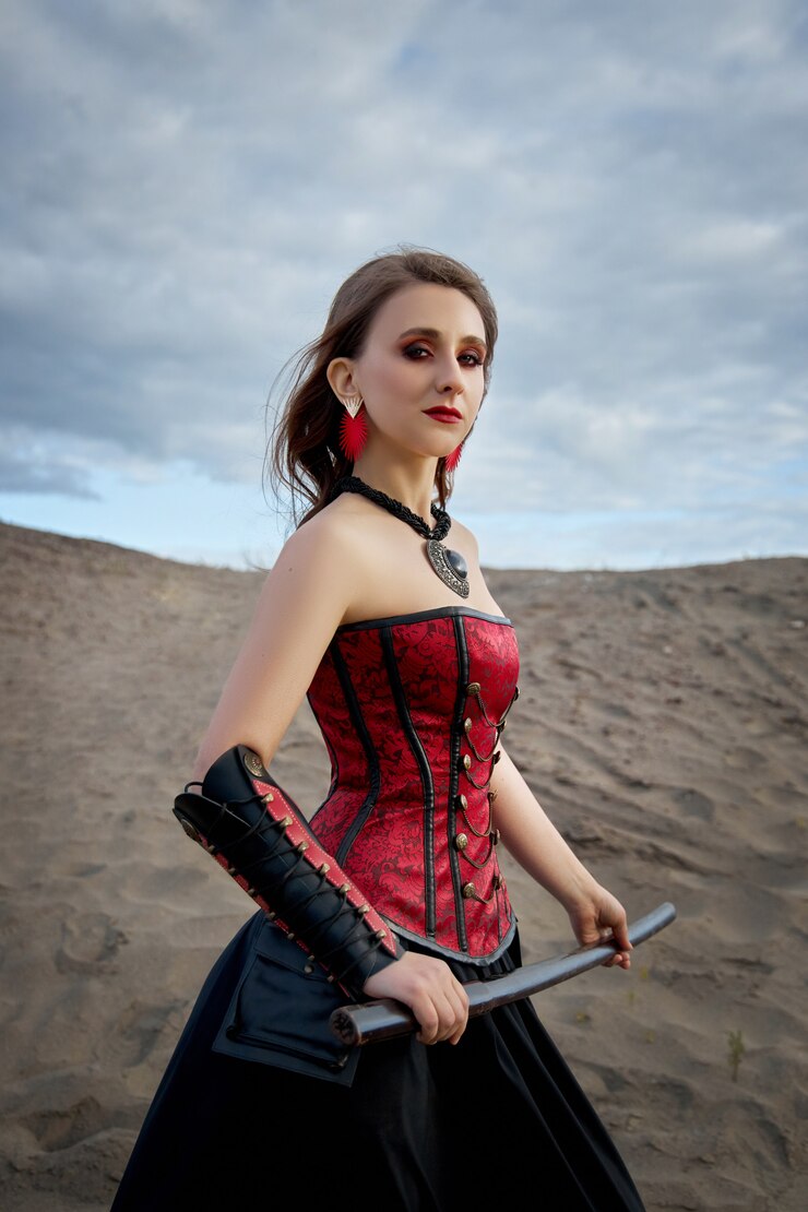 Mulher bonita vestida de anime no fundo de areia