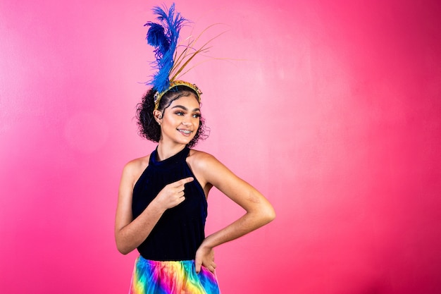 Mulher bonita vestida para a noite de carnaval. Mulher afro com maquiagem de carnaval