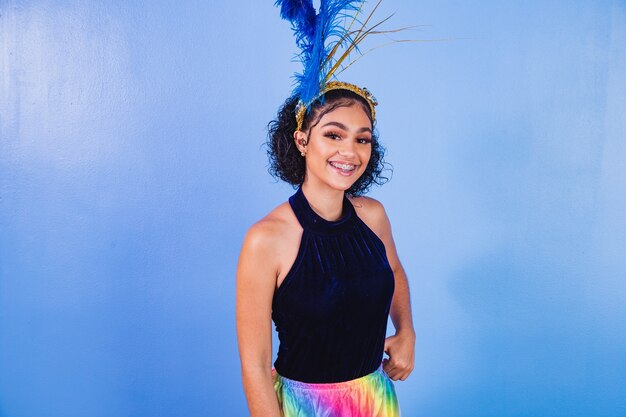 Mulher bonita vestida para a noite de carnaval. mulher afro com maquiagem de carnaval