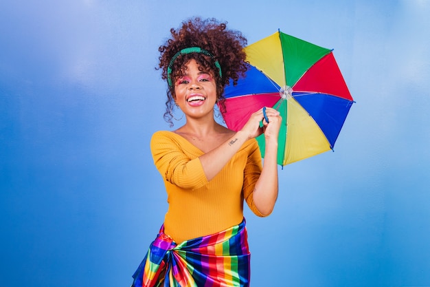 Mulher bonita vestida para a noite de carnaval. Mulher afro com maquiagem de carnaval