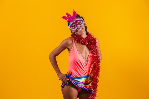 Mulher bonita vestida para a noite de carnaval. mulher afro com maquiagem de carnaval