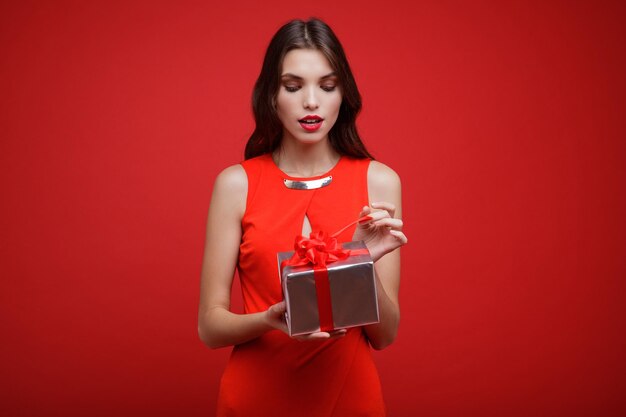 Mulher bonita, vestido, caixas de presentes arcos vermelhos aniversário, ano novo, natal, dia dos namorados.