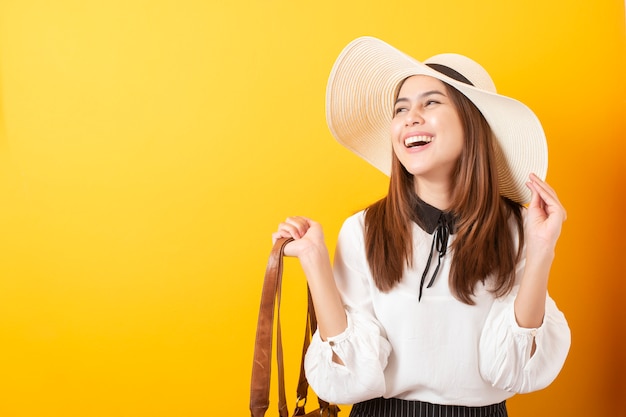 Mulher bonita viajante é emocionante em amarelo