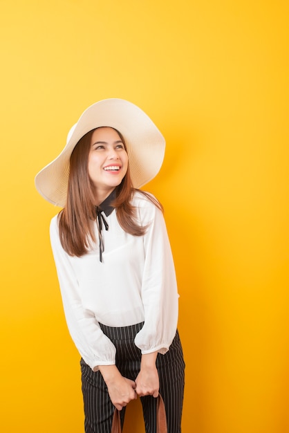 Mulher bonita viajante é emocionante em amarelo