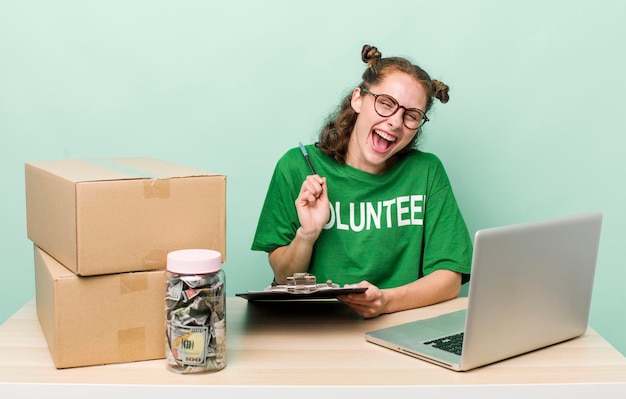 mulher bonita voluntária e conceito de doação