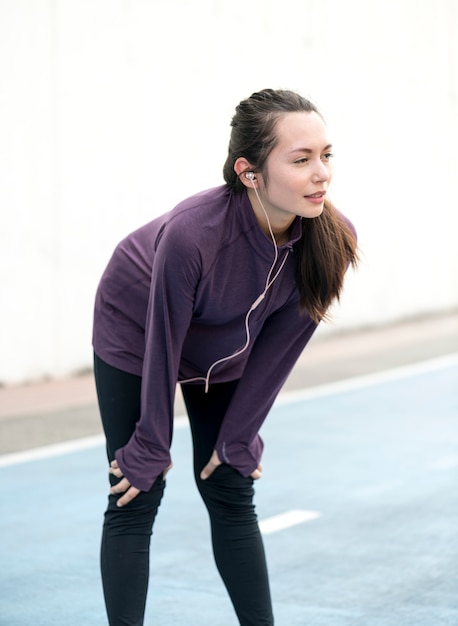 Foto mulher branca alongamento antes do exercício