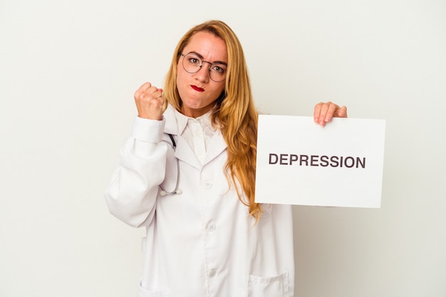 Mulher branca do médico segurando um cartaz de depressão isolado no fundo branco, mostrando o punho para a câmera, expressão facial agressiva.
