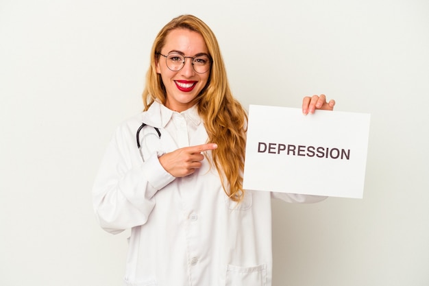 Mulher branca do médico segurando um cartaz de depressão isolado no fundo branco, sorrindo e apontando de lado, mostrando algo no espaço em branco.