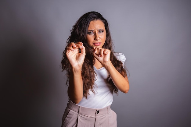 Mulher brasileira cabelo castanho assustada violência doméstica luta contra o feminicídio