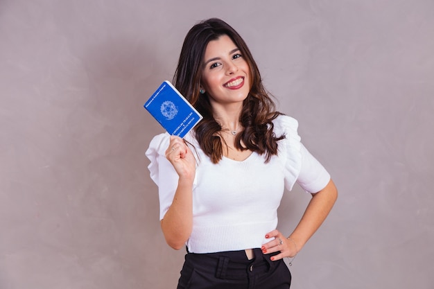 Foto mulher brasileira com carteira assinada e previdência social, (carteira de trabalho e previdência social)