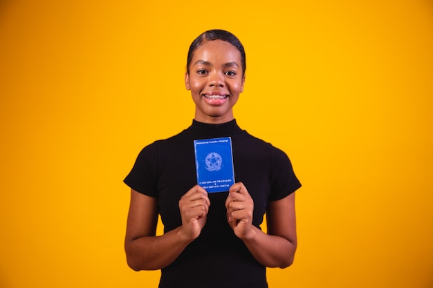 Mulher brasileira com carteira assinada e previdência social, (carteira de trabalho e previdência social)