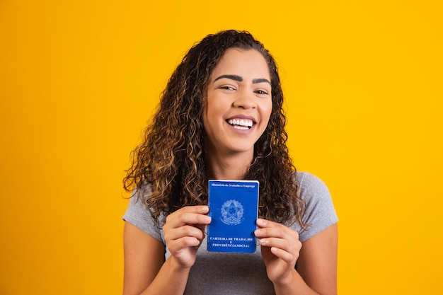 Mulher brasileira com carteira assinada e previdência social, (Carteira de Trabalho e Previdência Social)