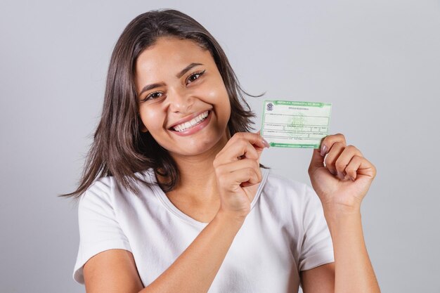 Mulher brasileira com registro eleitoral votando eleições