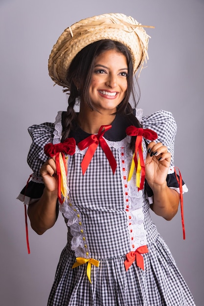 Foto mulher brasileira com roupas da festa de são joao festa junina vertical retrato