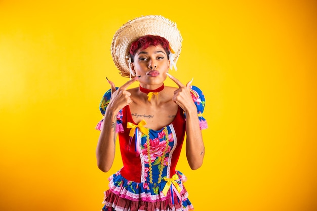 Mulher brasileira com roupas de festa junina Arraial Festa de São João beijo mostrando os lábios