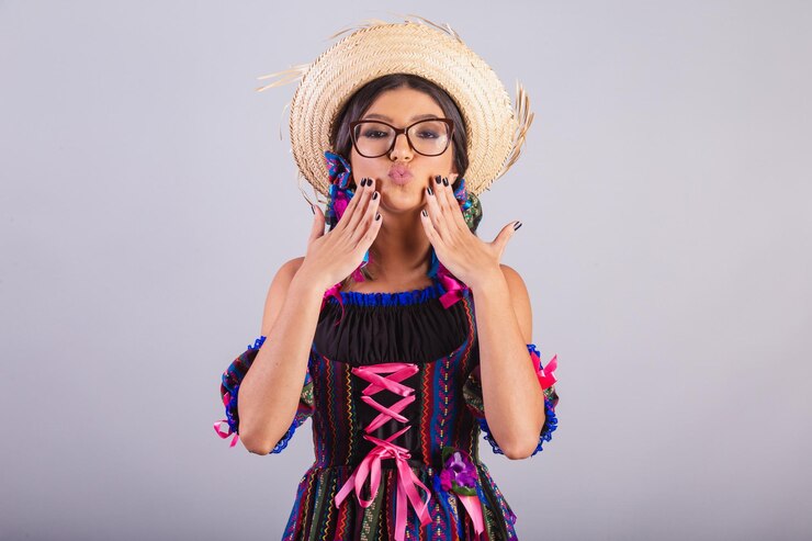 Foto mulher brasileira com roupas de festa junina mostrando os lábios