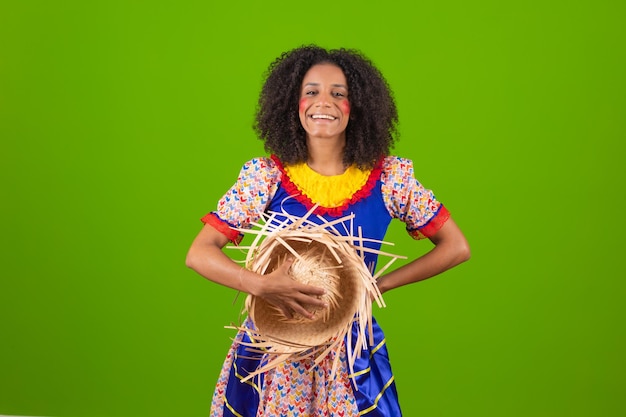 Mulher brasileira com roupas típicas para a festa junina
