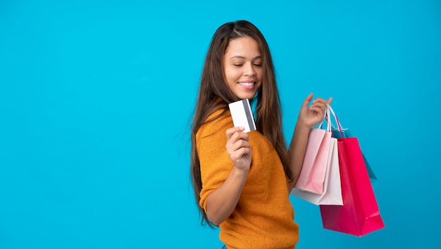 Mulher brasileira com sacolas de compras