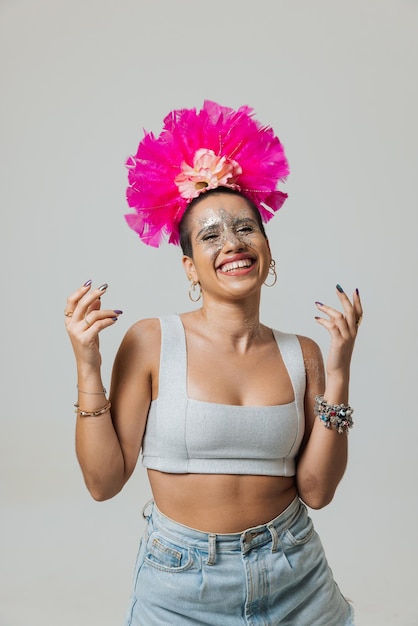 Foto mulher brasileira dançando no carnaval