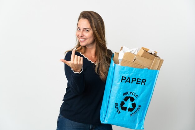 Mulher brasileira de meia-idade segurando uma sacola de reciclagem cheia de papel para reciclar isolado