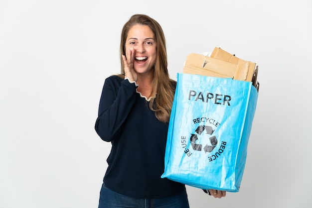 Mulher brasileira de meia-idade segurando uma sacola de reciclagem cheia de papel