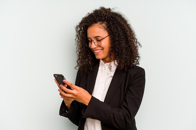 Mulher brasileira de negócios jovem segurando o celular isolado no fundo branco