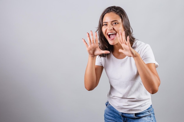 Foto mulher brasileira gritando desconto de publicidade de promoção e anúncios